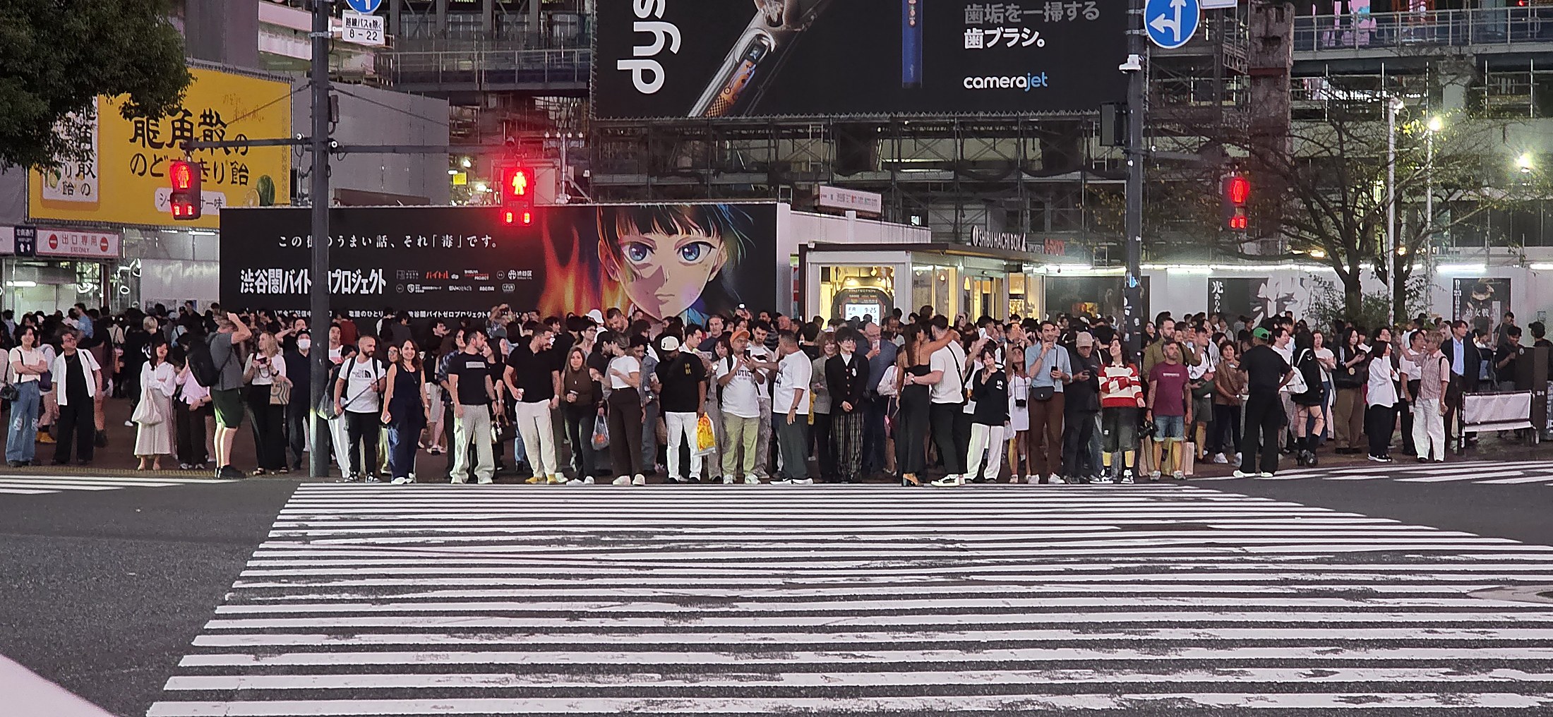 Warten am Shibuya Scramble Crossing