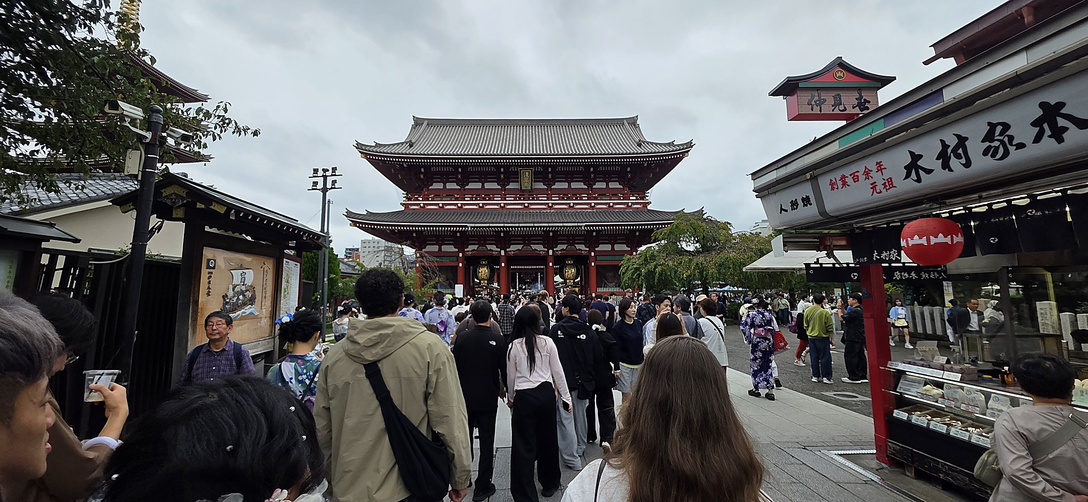 Durch die Nakamise zum Hōzōmon