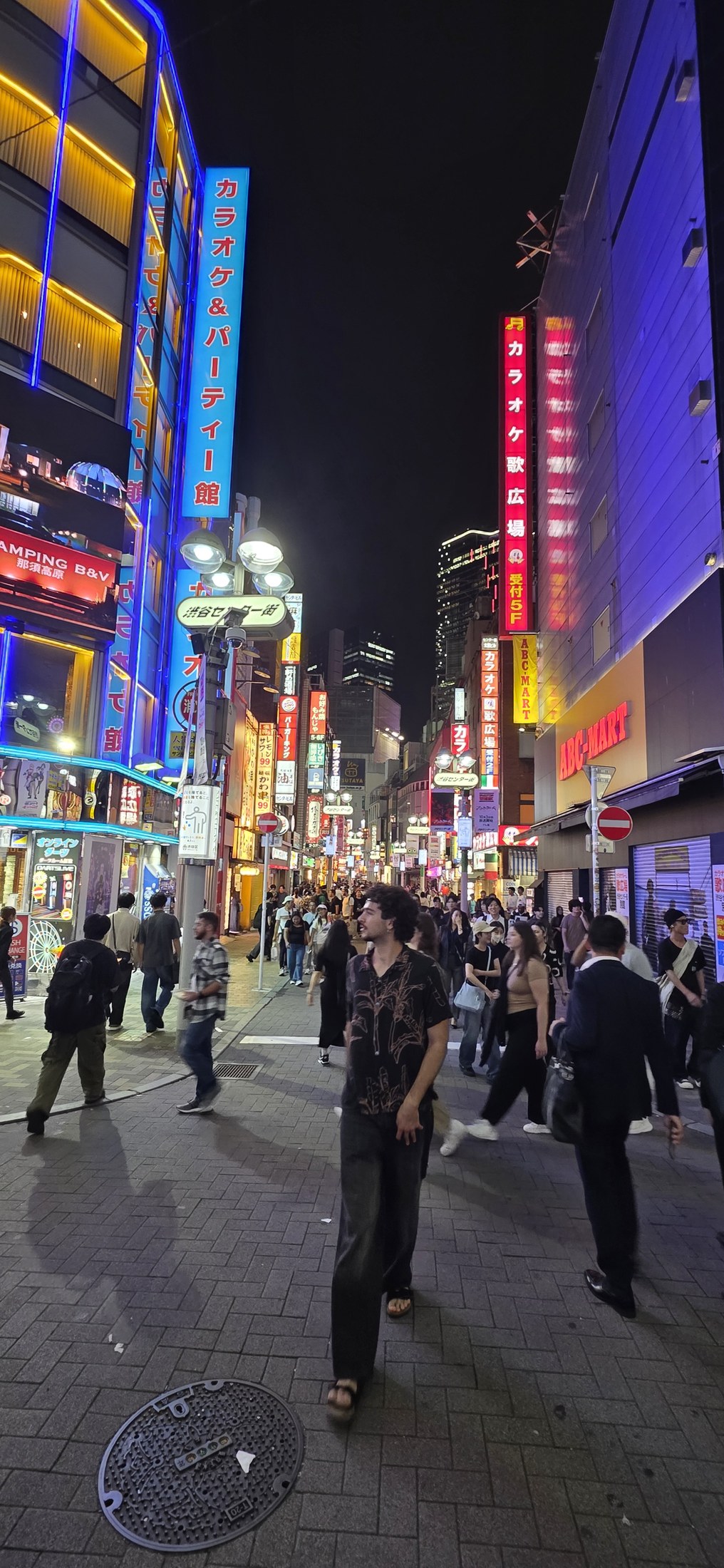 Neon und Karaoke in Shibuya