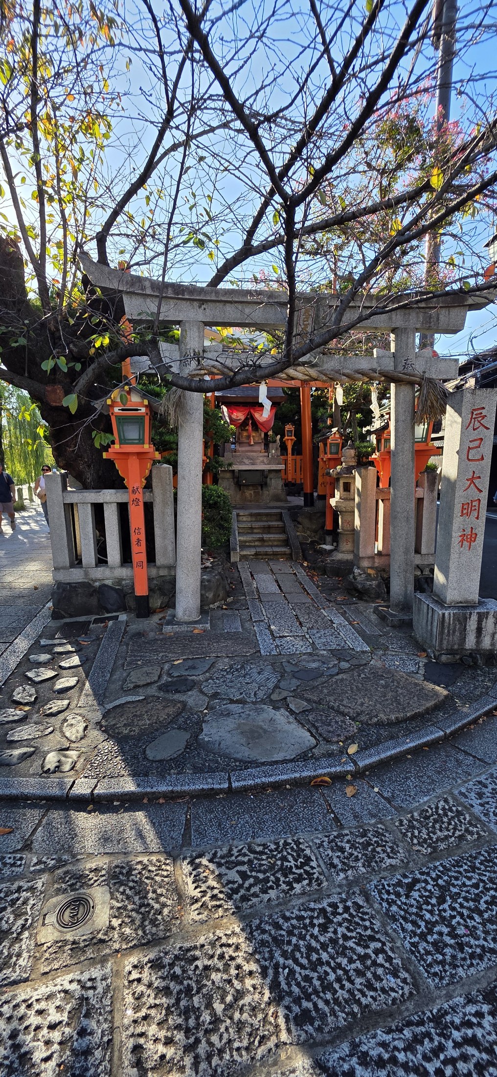 Traditionelles Torii vor kleinem Schrein in Kyoto