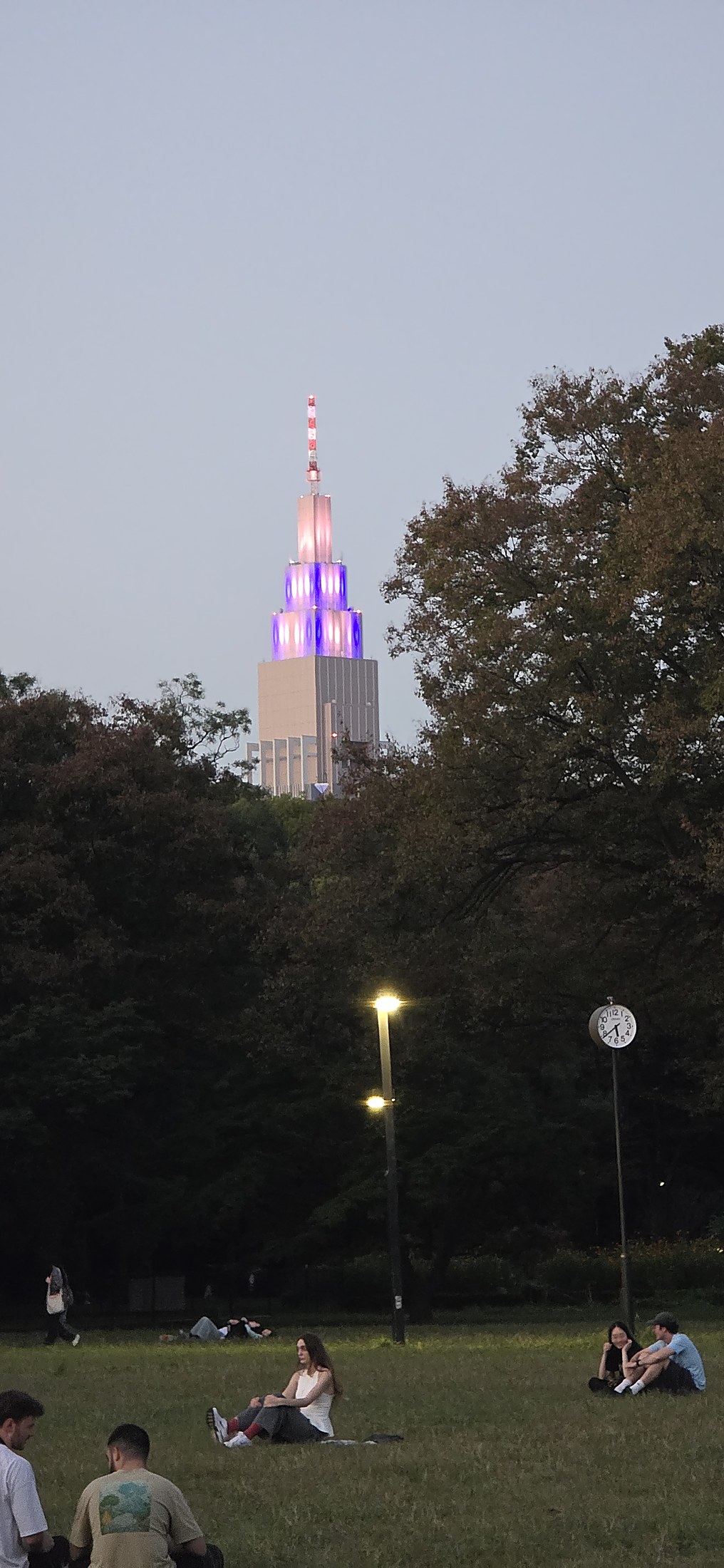 Entspannte Parkmomente mit beleuchtetem Turm in Tokio