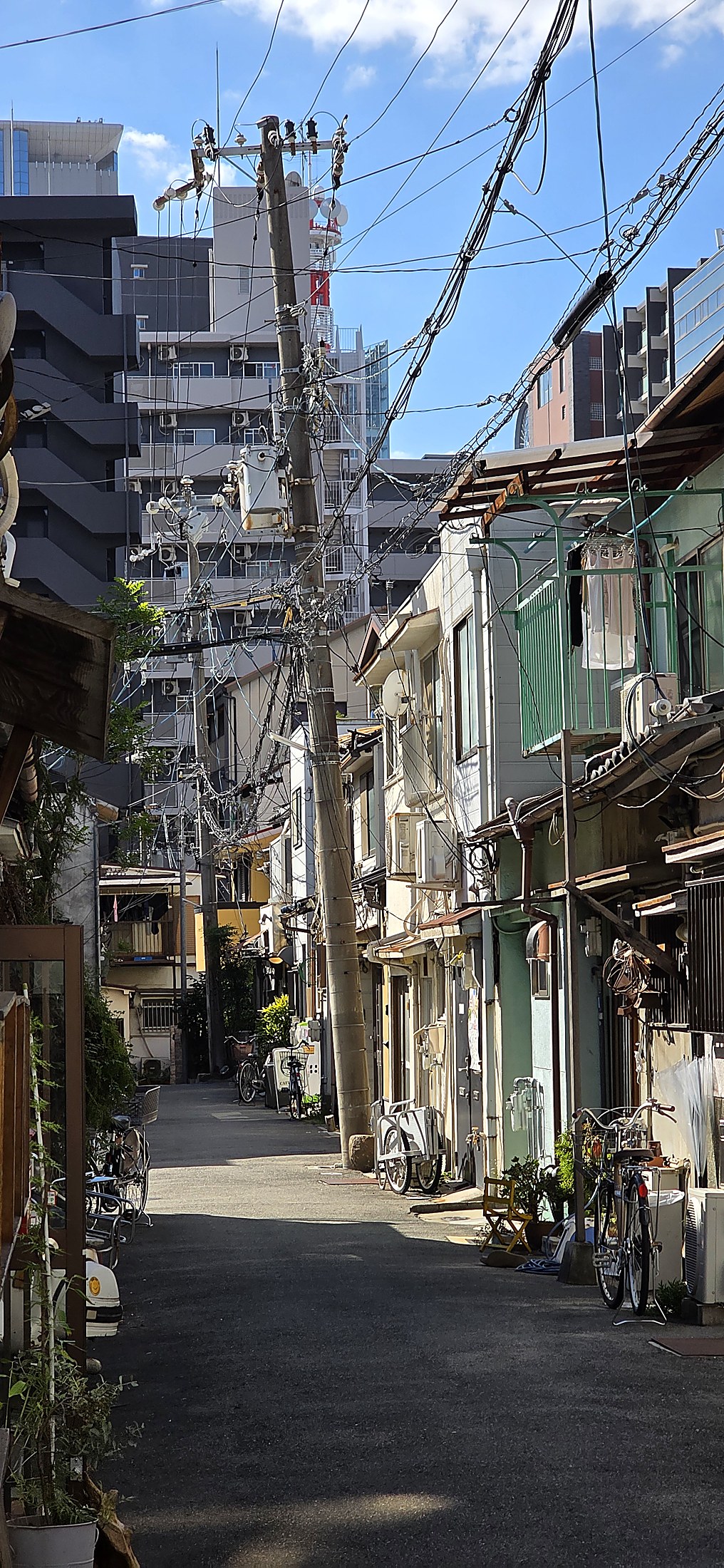 Typische enge Wohnstraße mit Stromleitungen in japanischer Stadt