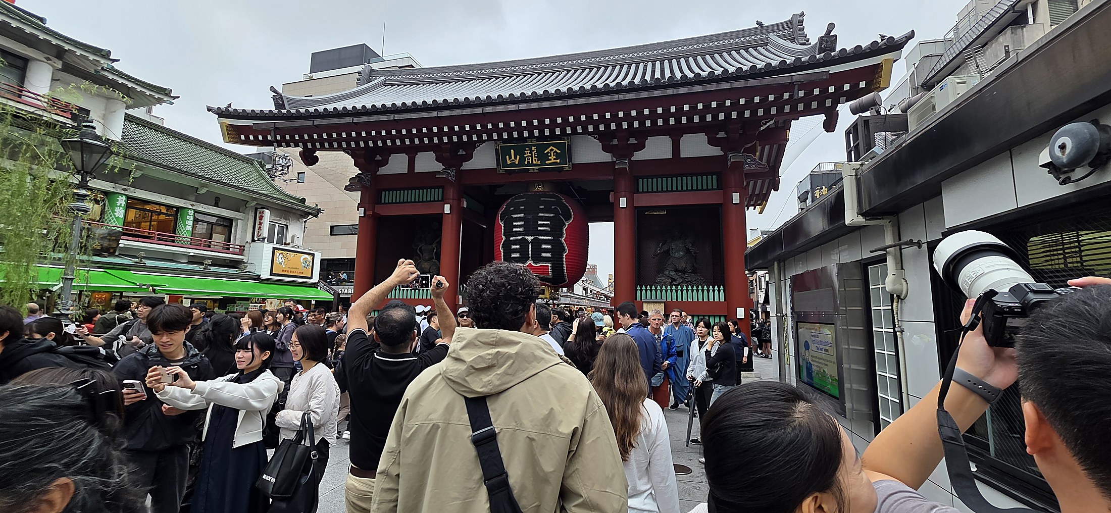 Kaminarimon-Tor und rote Laterne in Asakusa