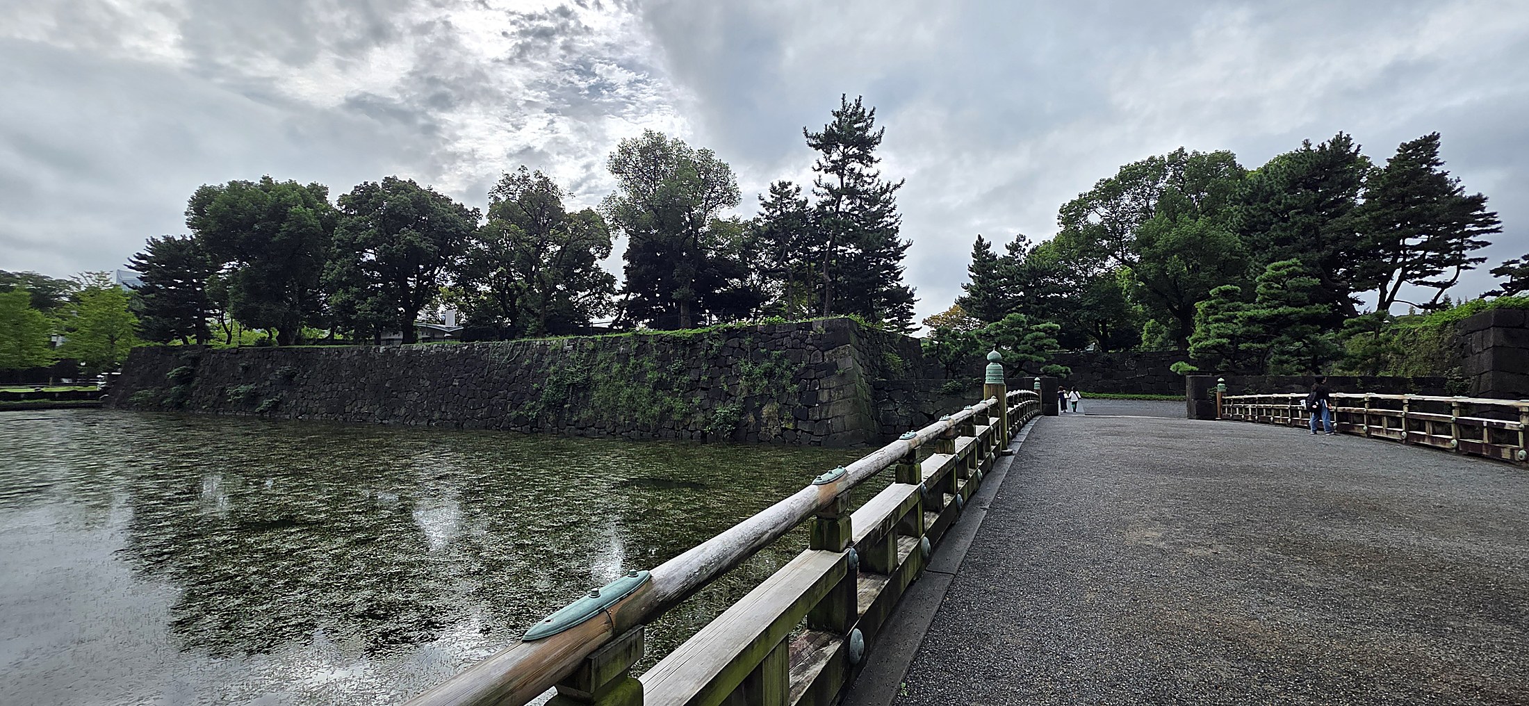 Historische Brücke mit Wassergraben und Grünanlage in Tokio