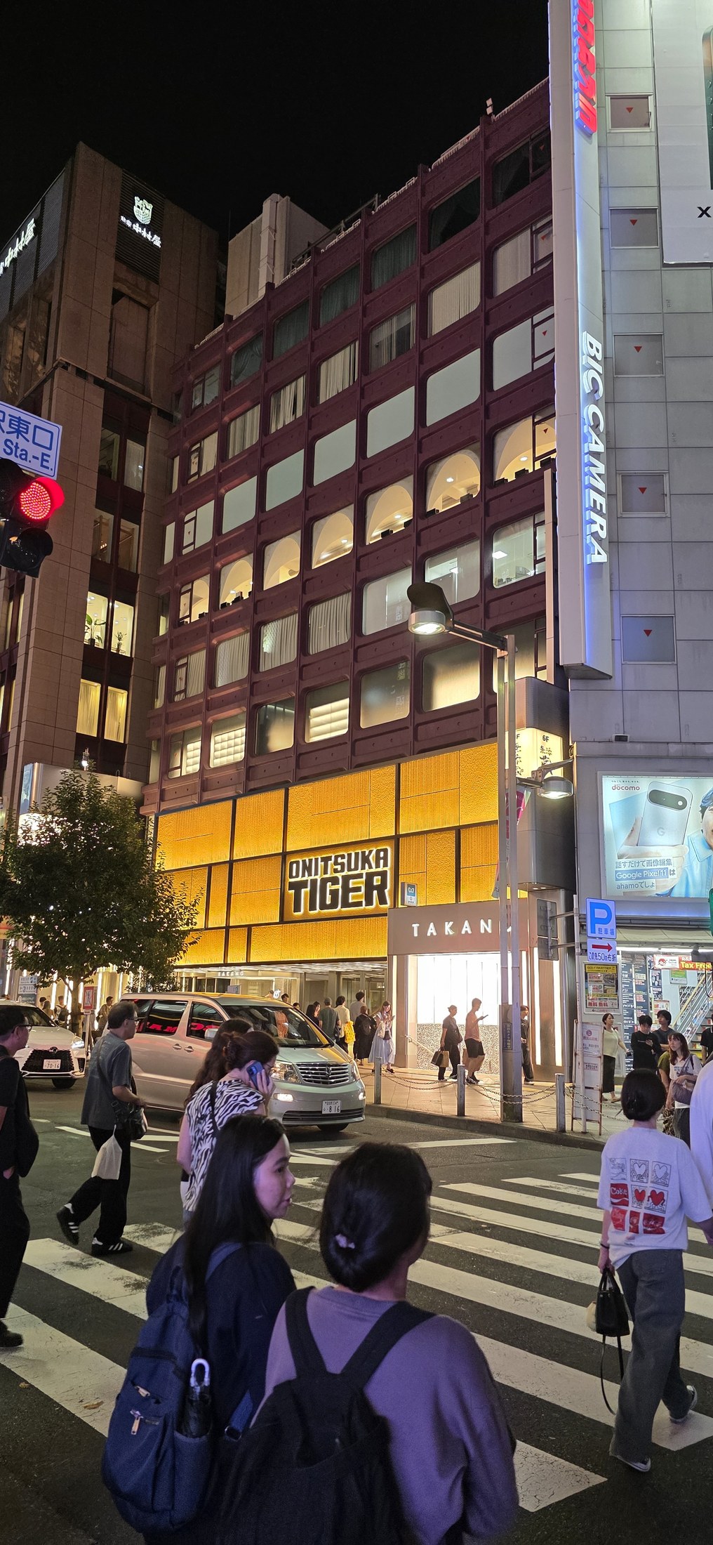 Onitsuka Tiger leuchtet über der Kreuzung in Shinjuku