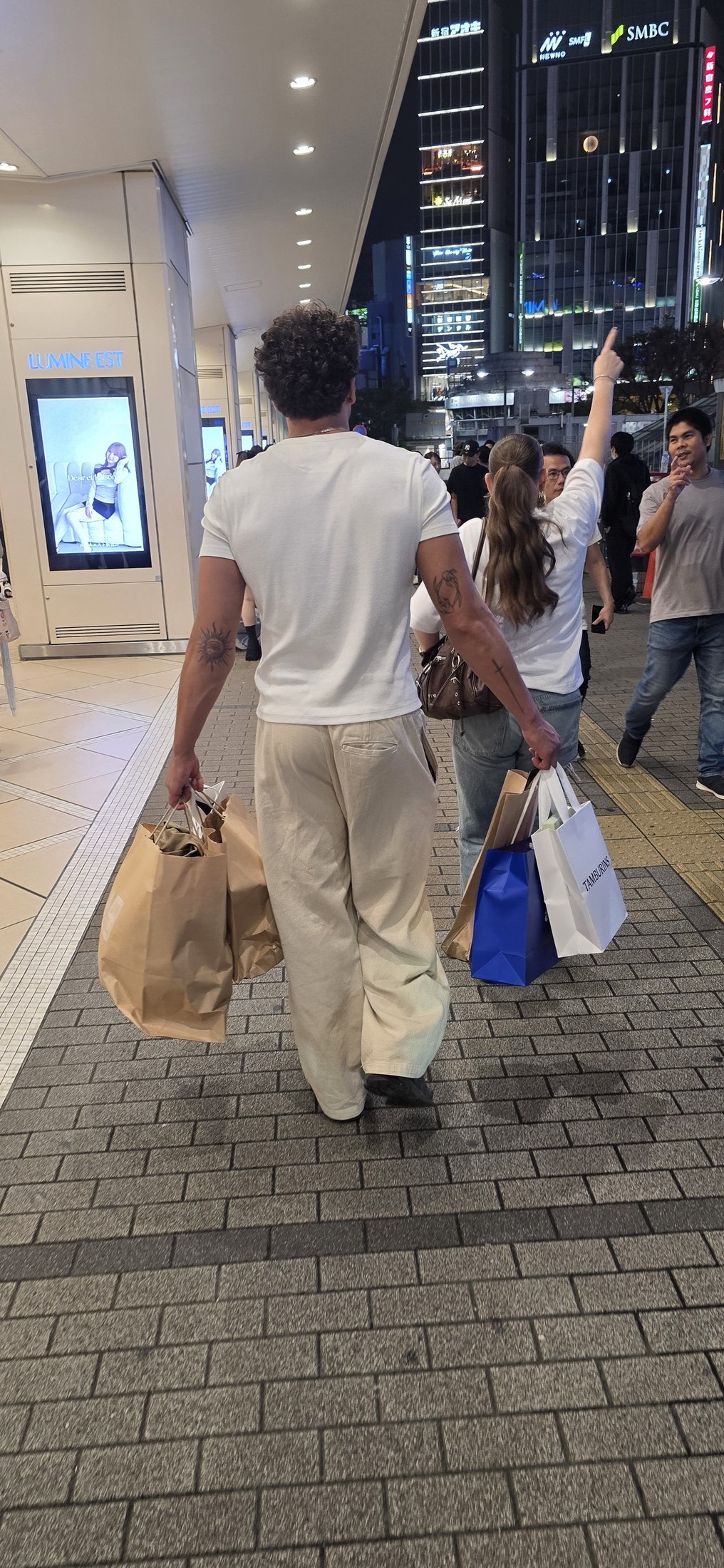 Einkaufsabend vor dem LUMINE EST in Shinjuku