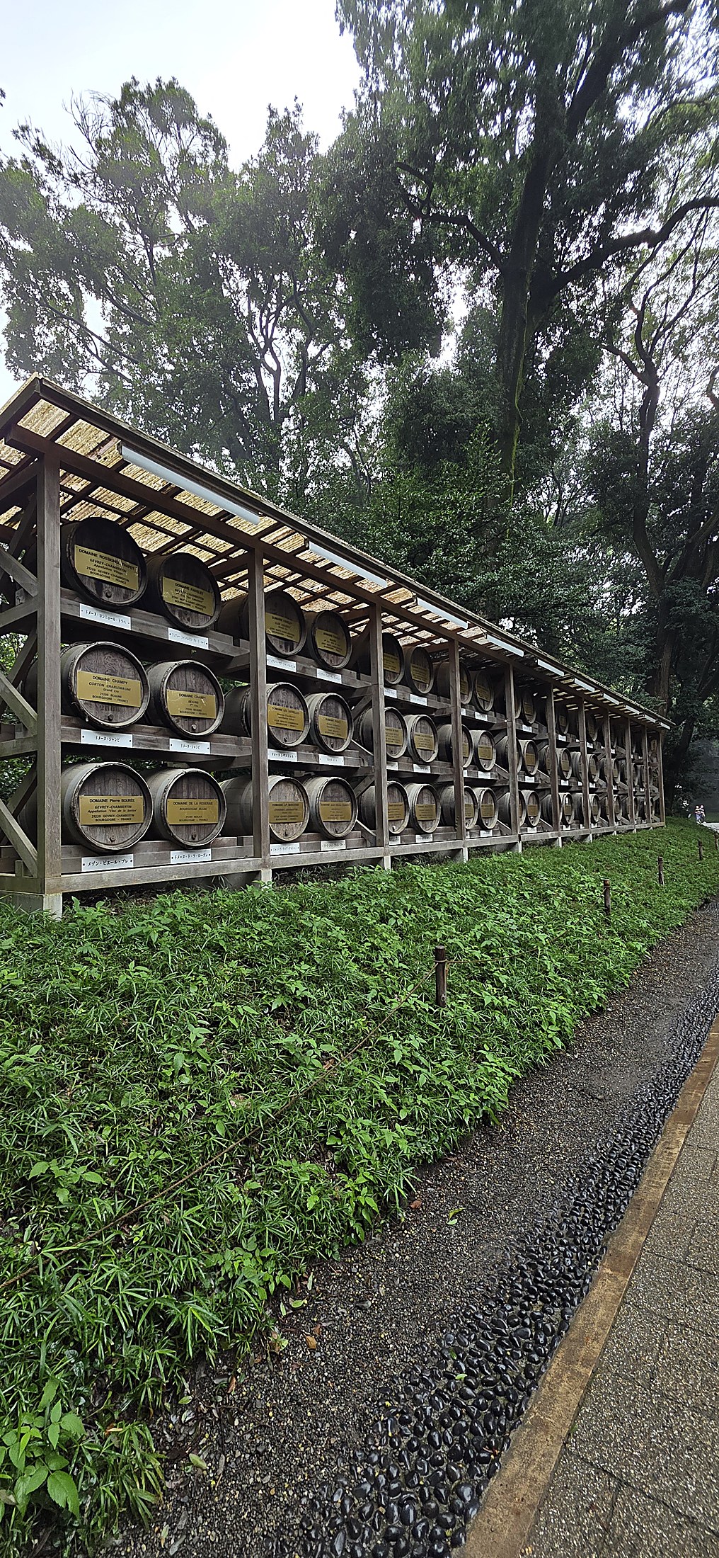 Französische Burgunder-Weinfässer am Meiji-Schrein