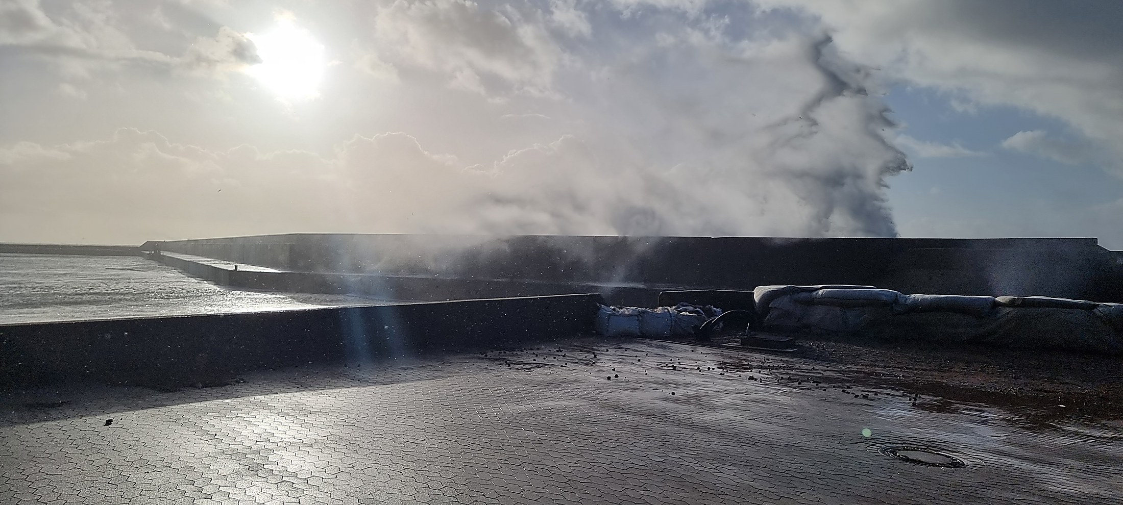 Gischt über der Mole auf Helgoland